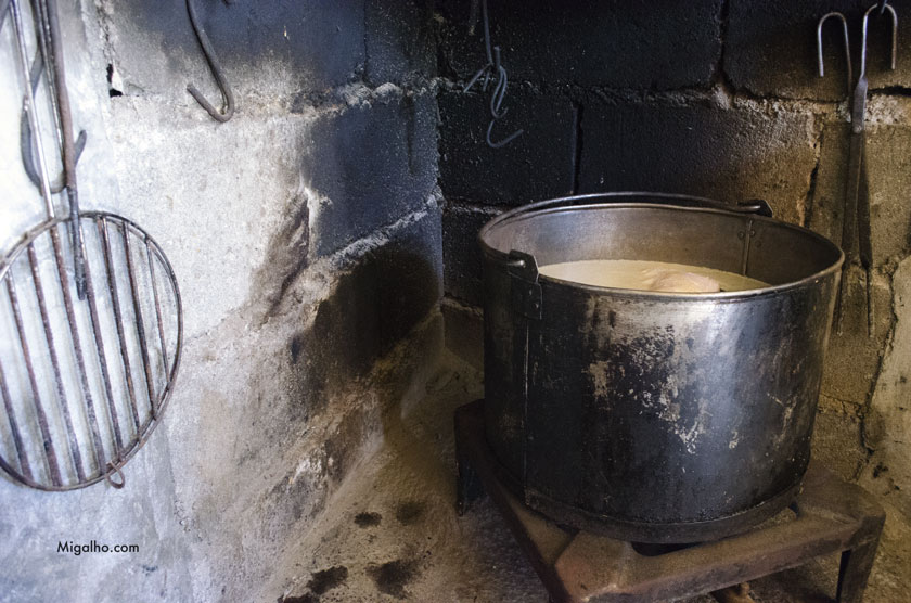 Panela para cozer as morcelas. 