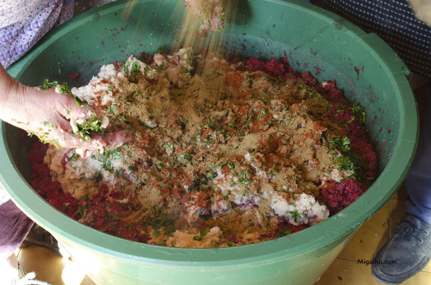 Sangue, pão, salsa e cominhos. 