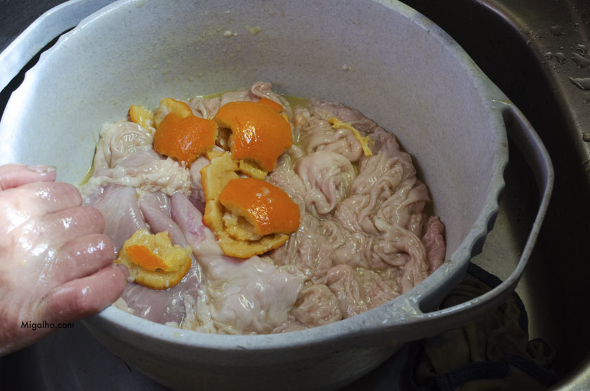 Tripas desinfetadas com laranja e aguardente. 